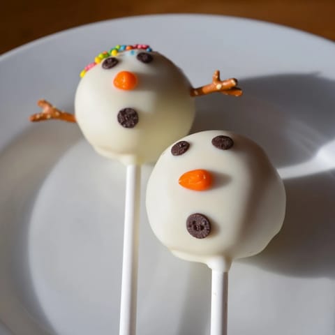 Frosty and fun, these Oreo Snowman Cake Pops are perfect to enjoy this holiday season.